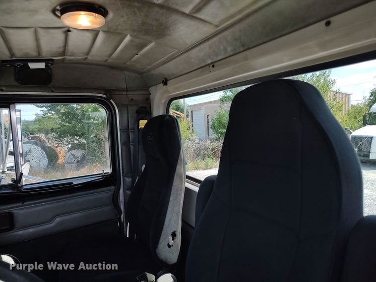 image for item LK9152 2004 Peterbilt 379  semi truck