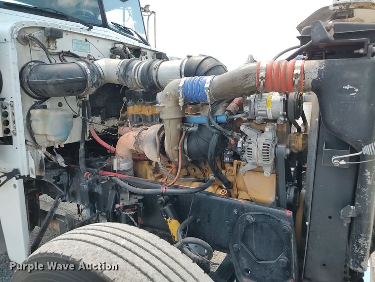 image for item LK9152 2004 Peterbilt 379  semi truck