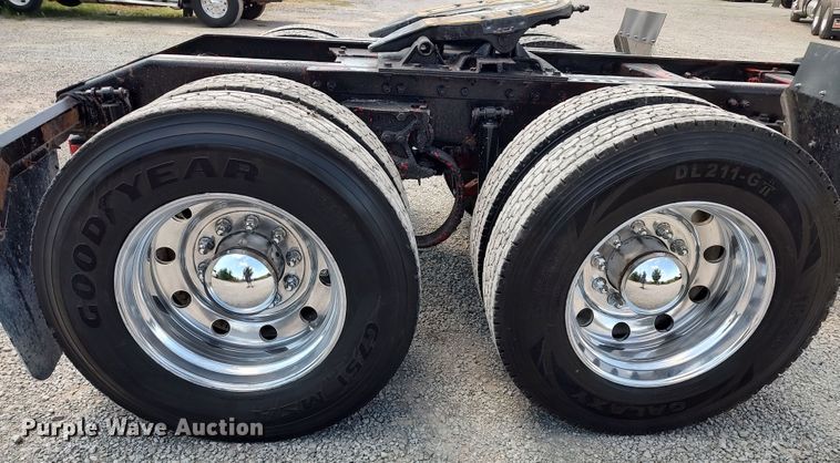 image for item LK9152 2004 Peterbilt 379  semi truck