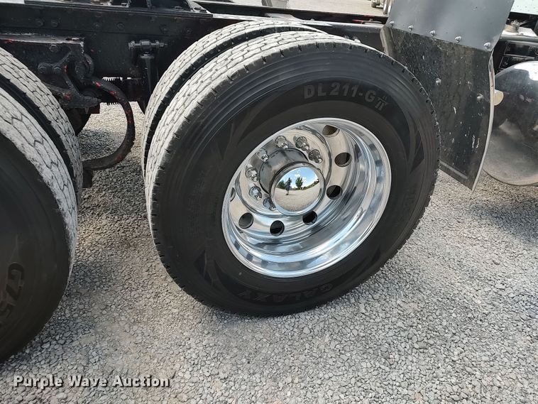 image for item LK9152 2004 Peterbilt 379  semi truck