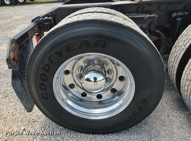 image for item LK9152 2004 Peterbilt 379  semi truck