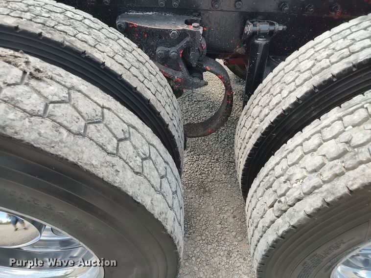 image for item LK9152 2004 Peterbilt 379  semi truck