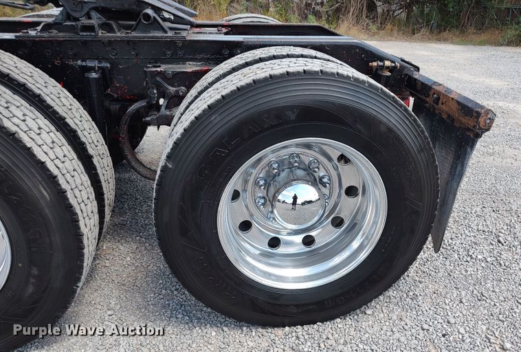 image for item LK9152 2004 Peterbilt 379  semi truck