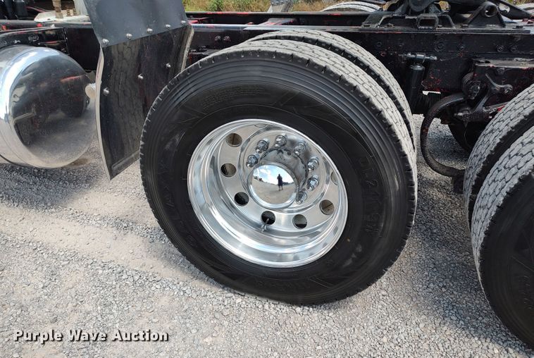 image for item LK9152 2004 Peterbilt 379  semi truck