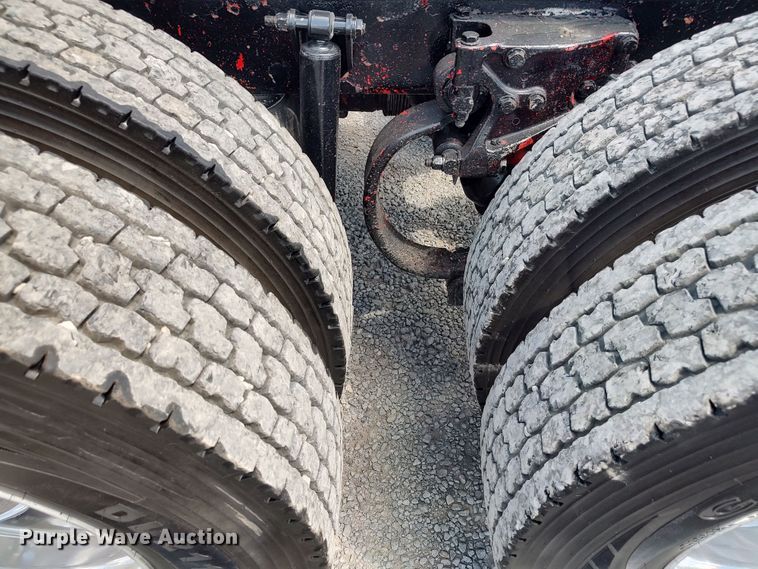 image for item LK9152 2004 Peterbilt 379  semi truck