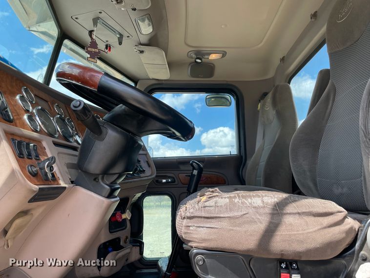 image for item MJ9063 2009 Peterbilt 388  semi truck