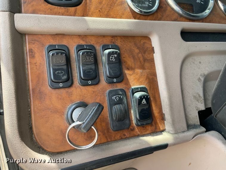 image for item MJ9063 2009 Peterbilt 388  semi truck