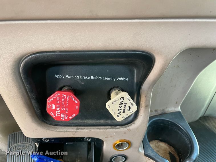 image for item MJ9063 2009 Peterbilt 388  semi truck