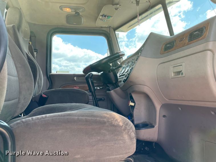 image for item MJ9063 2009 Peterbilt 388  semi truck