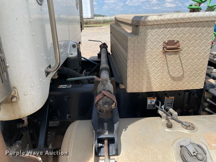 image for item MJ9063 2009 Peterbilt 388  semi truck