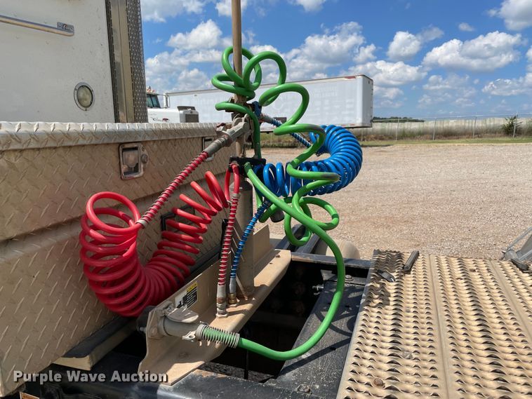 image for item MJ9063 2009 Peterbilt 388  semi truck