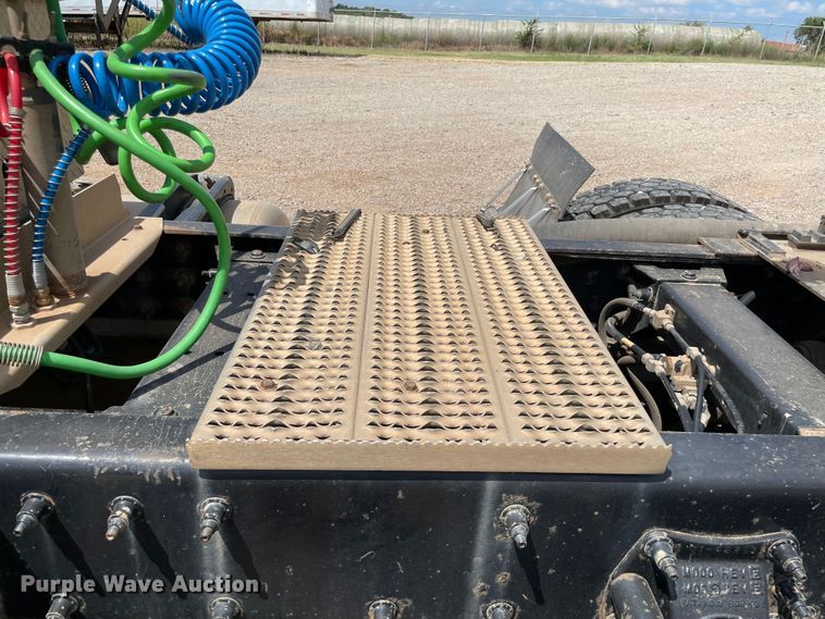 image for item MJ9063 2009 Peterbilt 388  semi truck