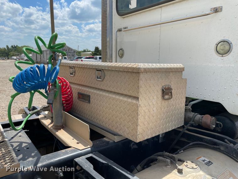 image for item MJ9063 2009 Peterbilt 388  semi truck