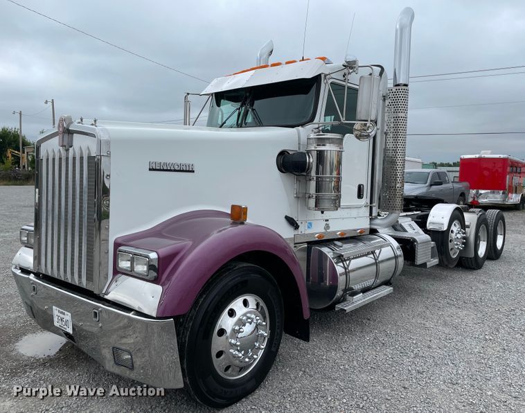image for item MJ9082 2010 Kenworth W900  semi truck