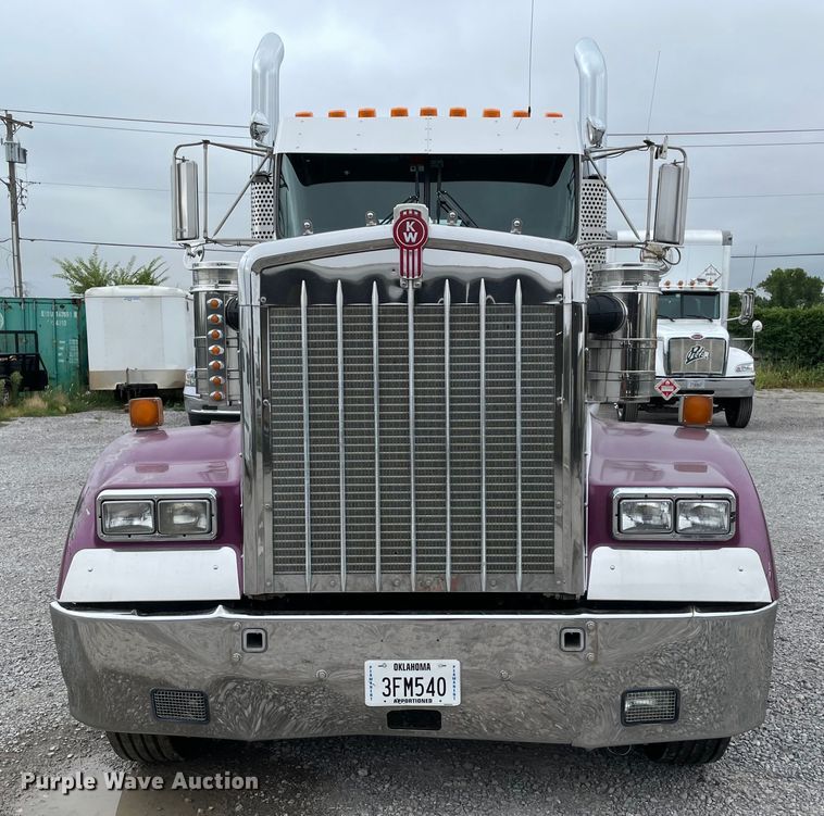 image for item MJ9082 2010 Kenworth W900  semi truck