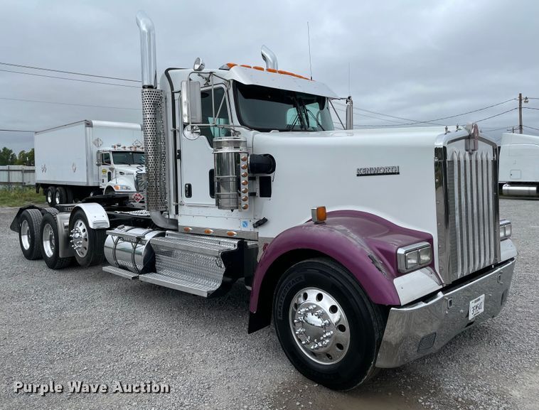 image for item MJ9082 2010 Kenworth W900  semi truck