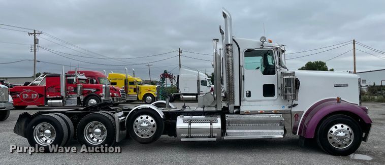 image for item MJ9082 2010 Kenworth W900  semi truck