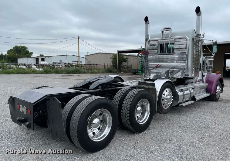 image for item MJ9082 2010 Kenworth W900  semi truck