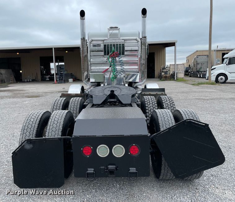 image for item MJ9082 2010 Kenworth W900  semi truck