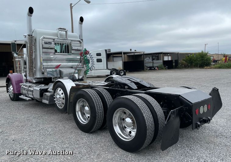 image for item MJ9082 2010 Kenworth W900  semi truck