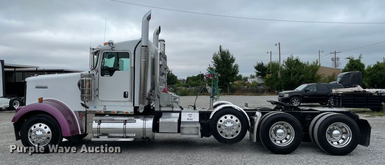 image for item MJ9082 2010 Kenworth W900  semi truck