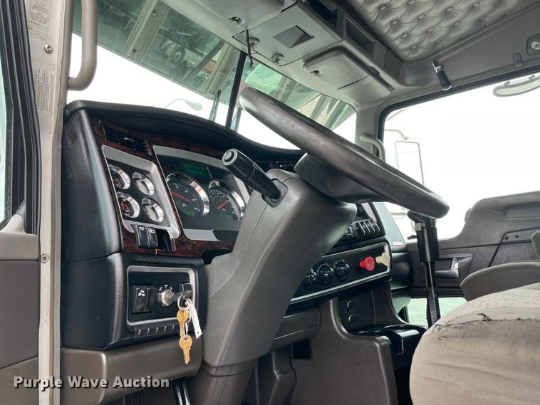 image for item MJ9082 2010 Kenworth W900  semi truck