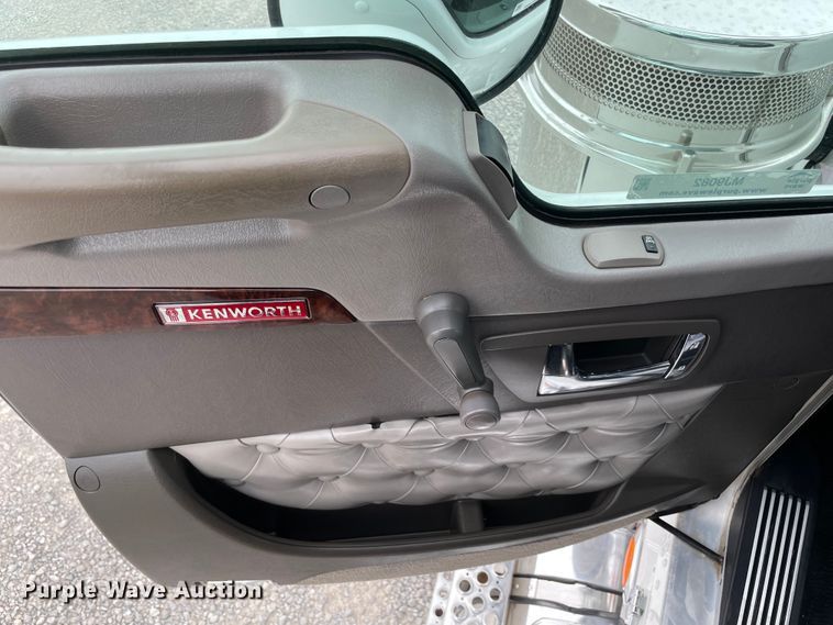 image for item MJ9082 2010 Kenworth W900  semi truck