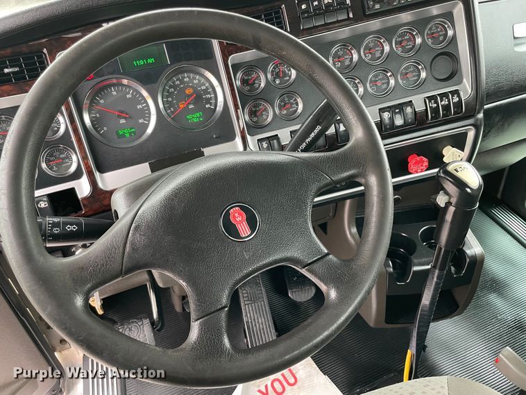 image for item MJ9082 2010 Kenworth W900  semi truck