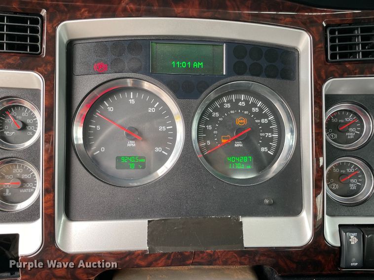 image for item MJ9082 2010 Kenworth W900  semi truck