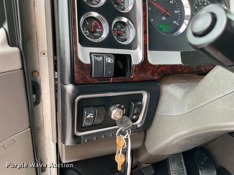 image for item MJ9082 2010 Kenworth W900  semi truck