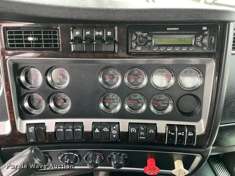 image for item MJ9082 2010 Kenworth W900  semi truck