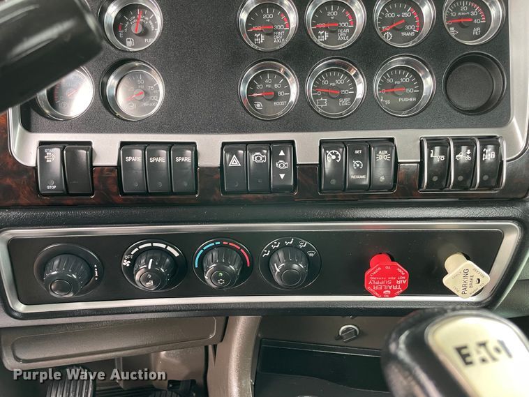 image for item MJ9082 2010 Kenworth W900  semi truck