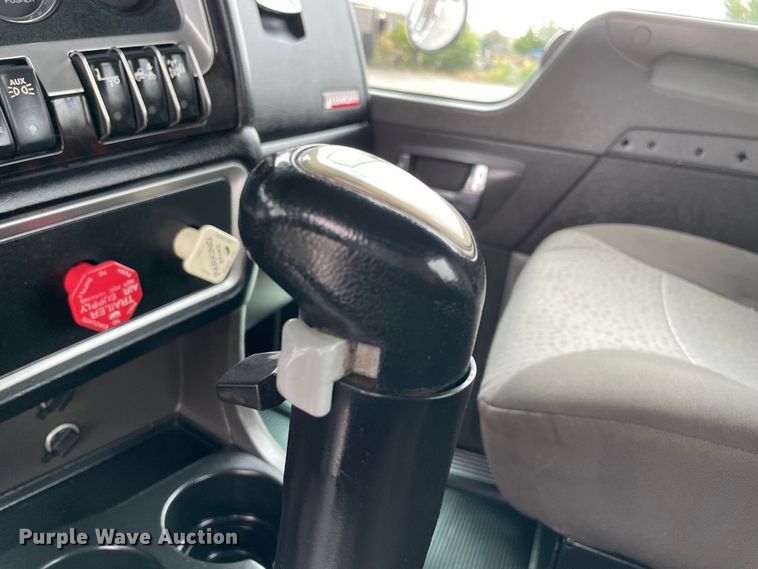 image for item MJ9082 2010 Kenworth W900  semi truck