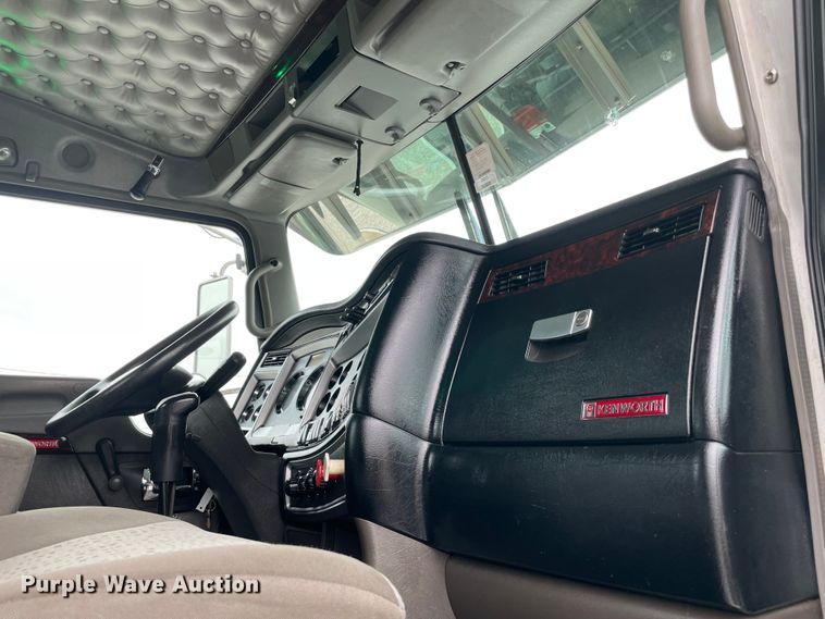 image for item MJ9082 2010 Kenworth W900  semi truck