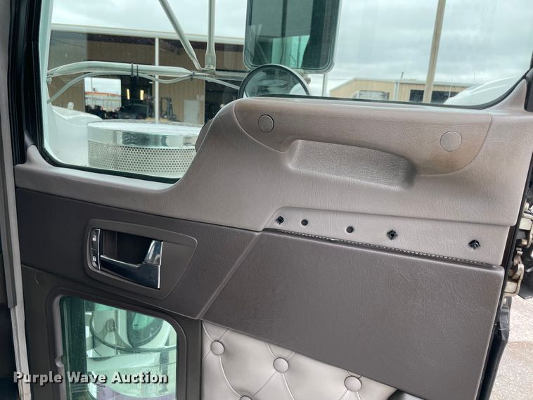 image for item MJ9082 2010 Kenworth W900  semi truck