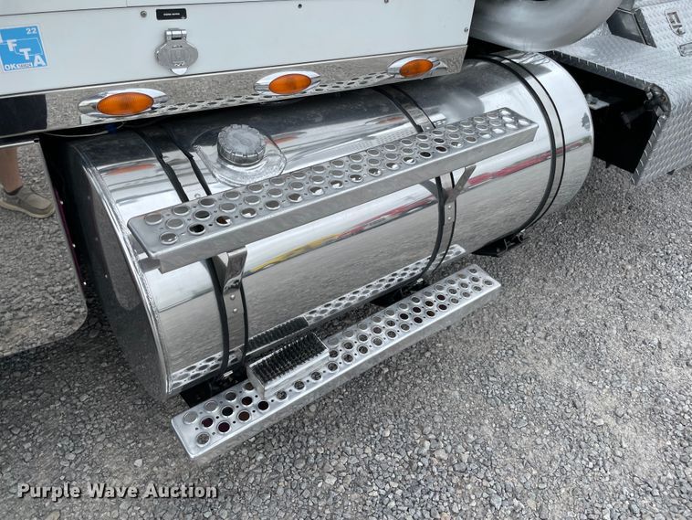 image for item MJ9082 2010 Kenworth W900  semi truck