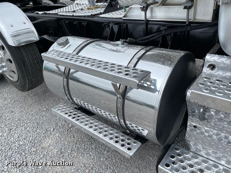 image for item MJ9082 2010 Kenworth W900  semi truck