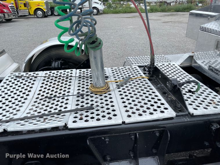 image for item MJ9082 2010 Kenworth W900  semi truck