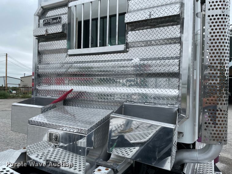 image for item MJ9082 2010 Kenworth W900  semi truck