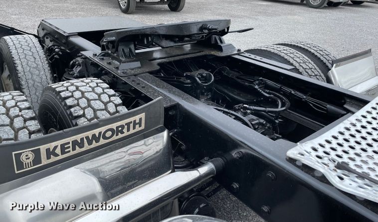 image for item MJ9082 2010 Kenworth W900  semi truck