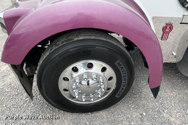 image for item MJ9082 2010 Kenworth W900  semi truck