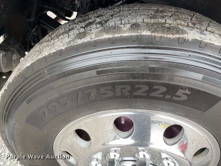 image for item MJ9082 2010 Kenworth W900  semi truck