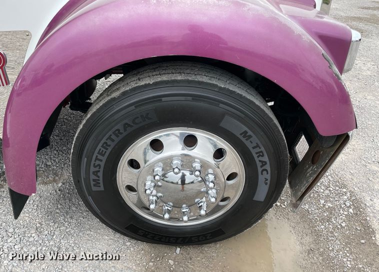 image for item MJ9082 2010 Kenworth W900  semi truck