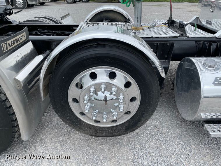 image for item MJ9082 2010 Kenworth W900  semi truck