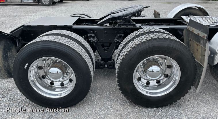 image for item MJ9082 2010 Kenworth W900  semi truck