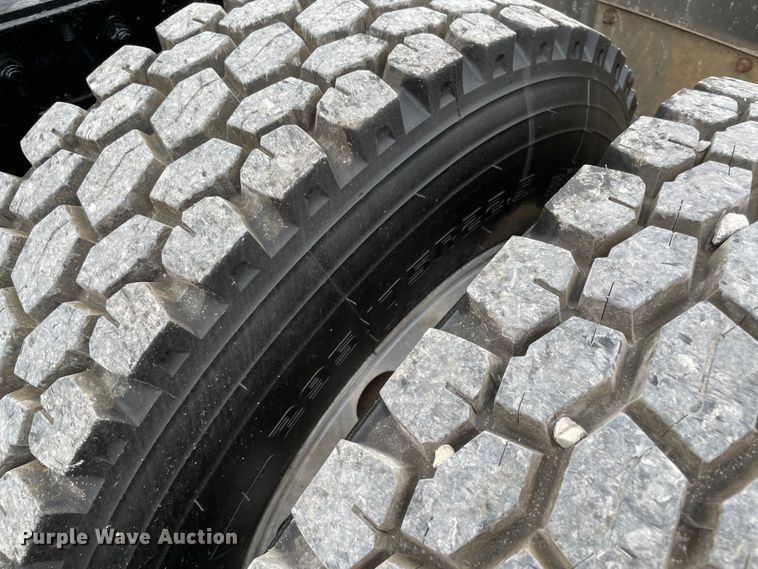 image for item MJ9082 2010 Kenworth W900  semi truck