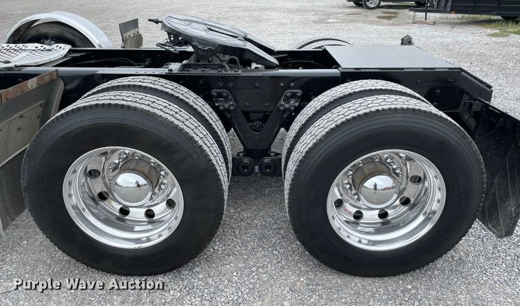 image for item MJ9082 2010 Kenworth W900  semi truck