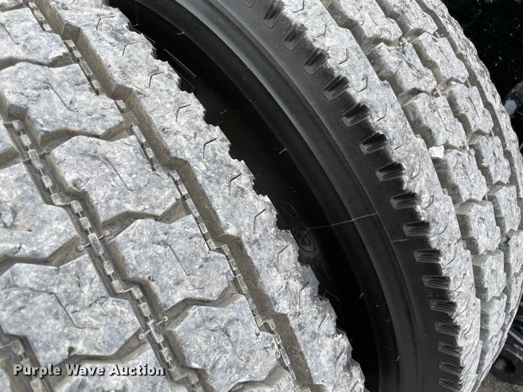 image for item MJ9082 2010 Kenworth W900  semi truck