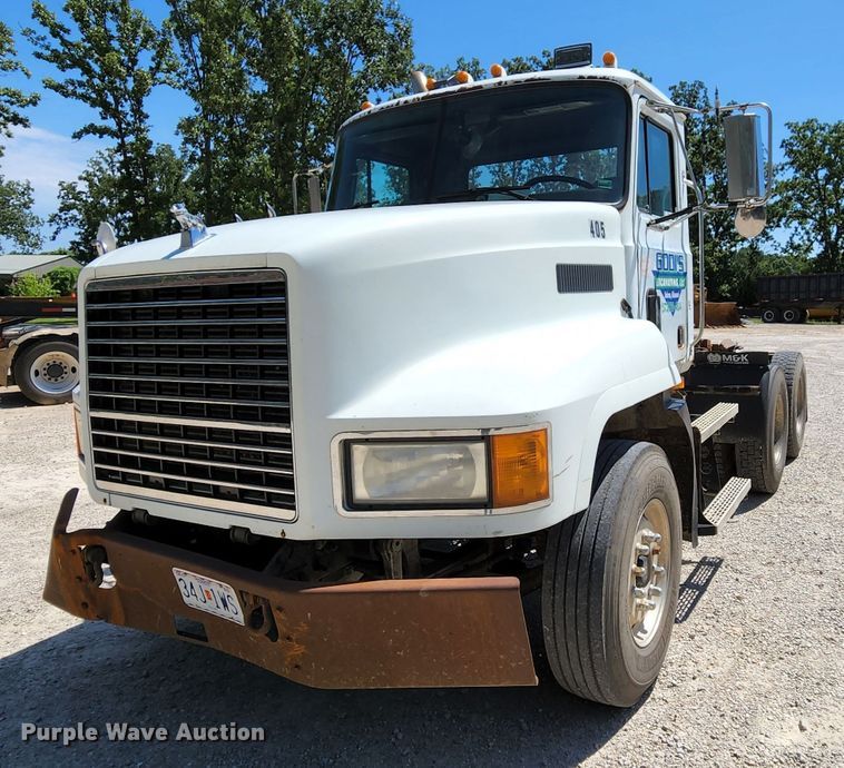 image for item MK9064 2000 Mack CH613  semi truck