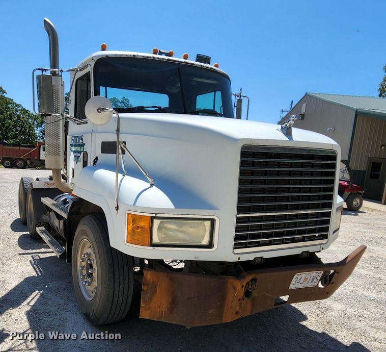 image for item MK9064 2000 Mack CH613  semi truck